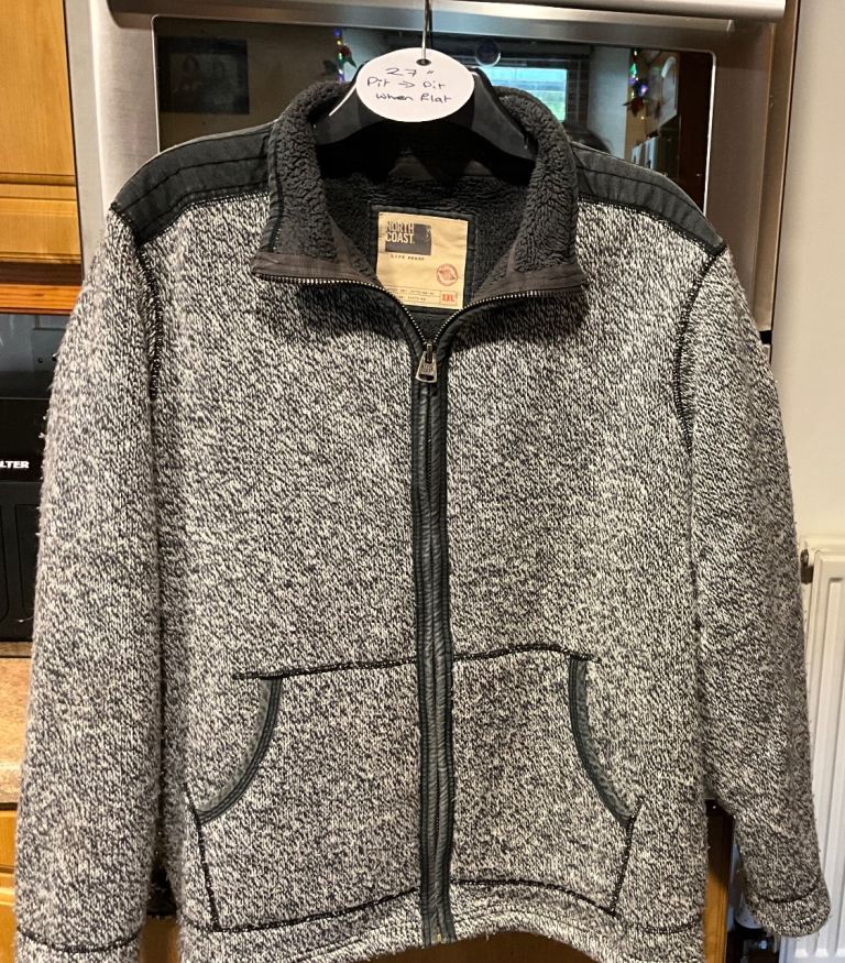 Grey fleece great for dog walking etc. Size large. Bargain price thanks 🙏 
