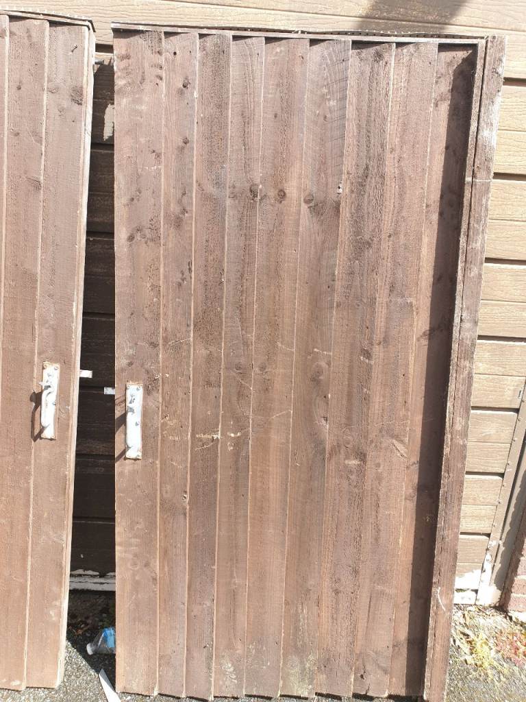 2 solid wood gates 