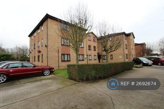 2 bedroom flat in Pittman Gardens, Ilford, IG1 (2 bed) (#2692674)