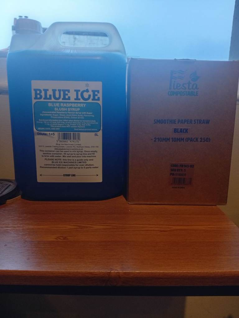 5 litre blue raspberry slush mix + 250 paper straws