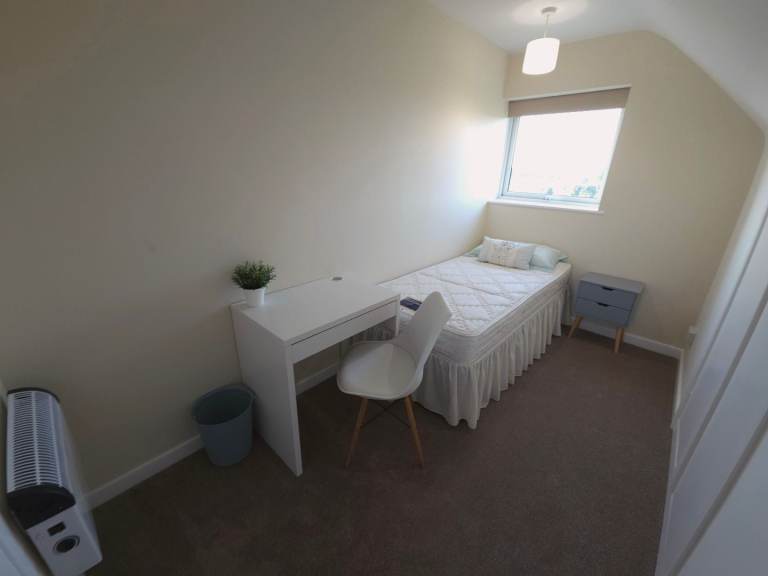 Lovely Room To Rent very close to Bournemouth Hospital and Chase Bank