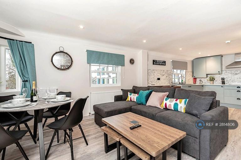 2 bedroom flat in High Street, Cheltenham, GL50 (2 bed) (#2814806)