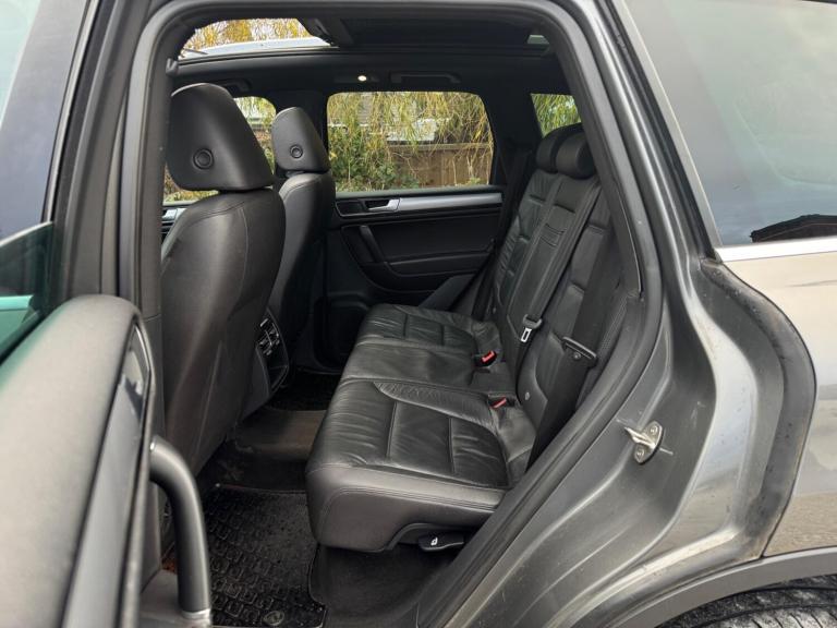 2016 Volkswagen Touareg 3.0 TDI V6 BlueMotion Tech R-Line Tiptronic 4WD Euro 6 (s/s) 5dr ESTATE D...