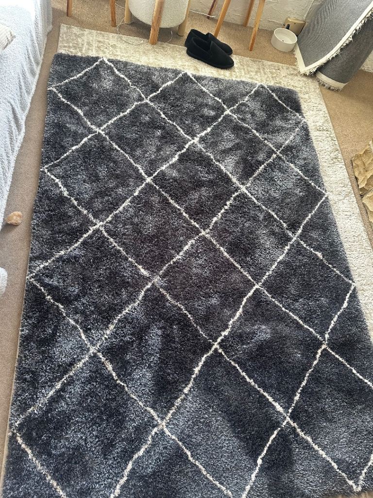 Dark grey/blue rug