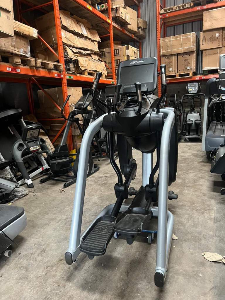 Life Fitness FlexStrider Elevation Series with  SE Console (Arctic Silver) – Commercial Cross Traine
