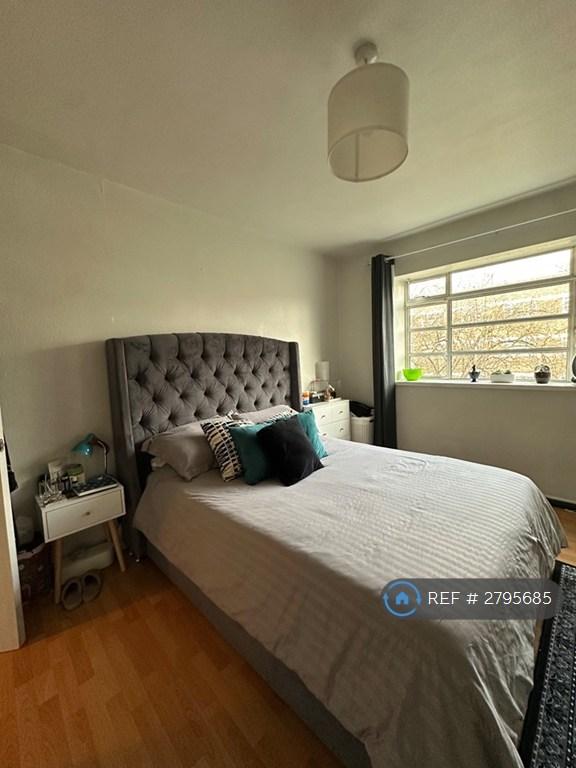 1 bedroom flat in Eastman House, London, SW4 (1 bed) (#2795685)