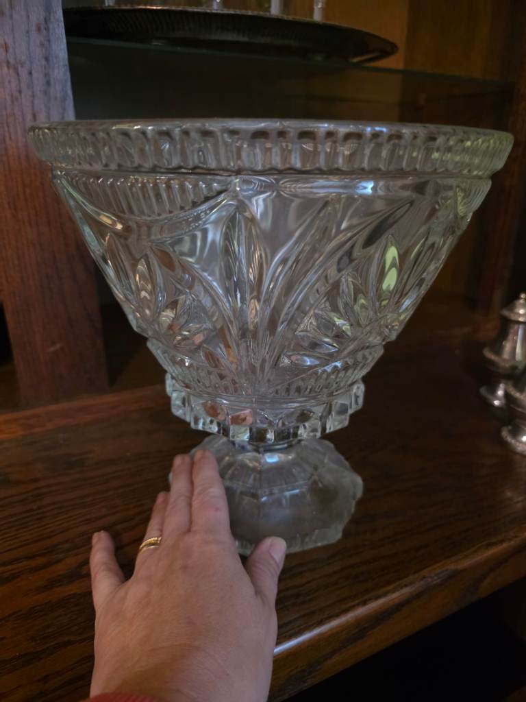 Ornate large fruitbowl or large trifle bolw 
