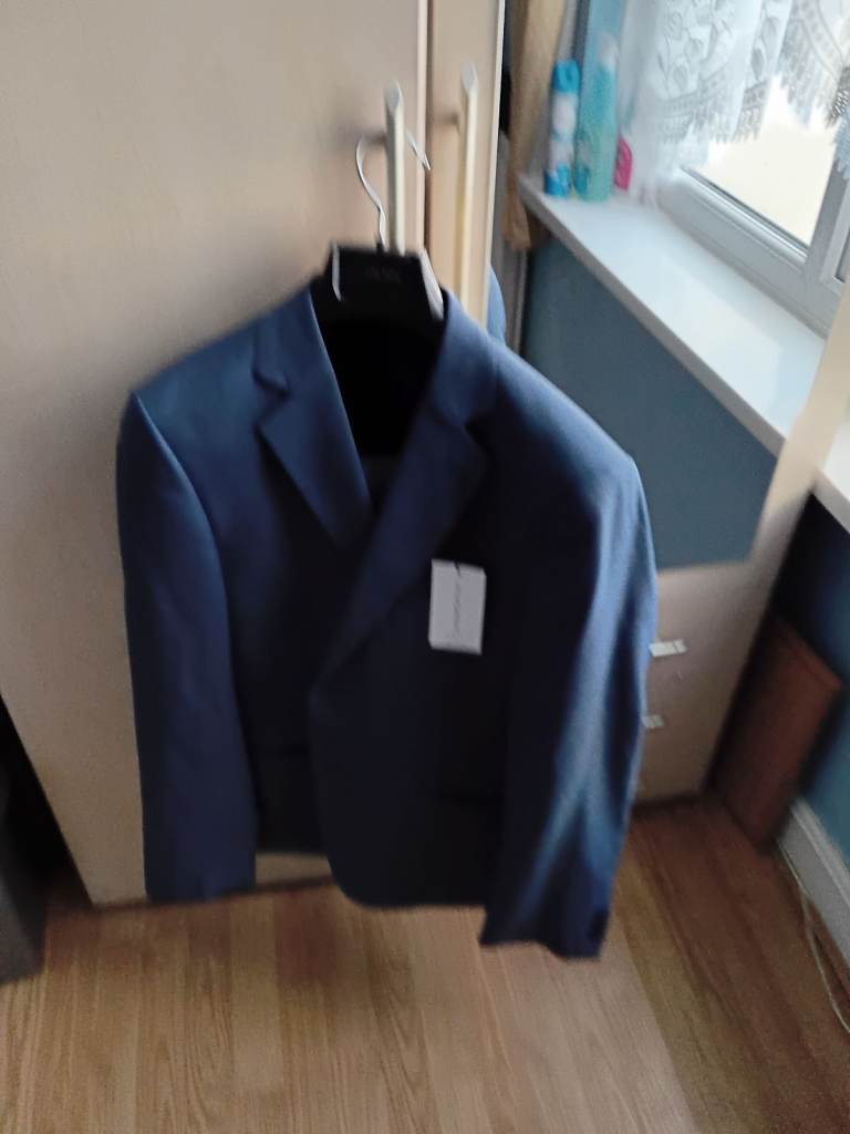 Brand new Men's Taylor & Wright blue suit.J42S & T34S.