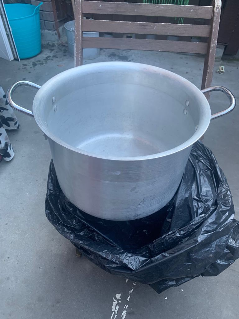 Large Metal Cooking Pot with Lid – Good Condition