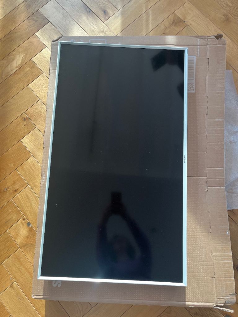 Samsung smart tv and wall bracket