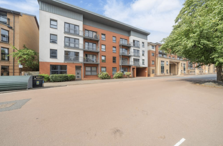 Ensuite room in West End Glasgow