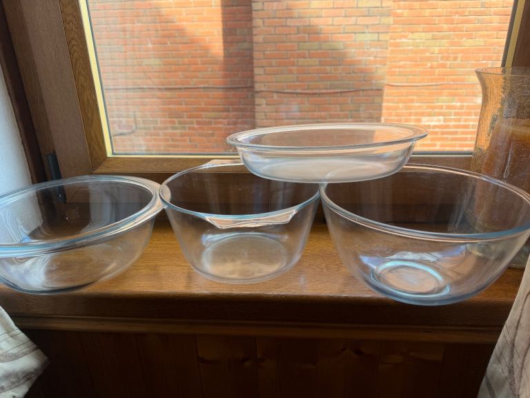4 large Pyrex bowls dishes