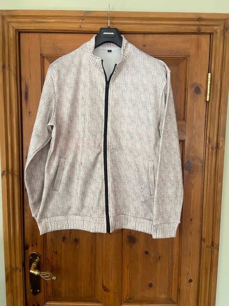 Men’s cardigan zip up front with 2 pockets 