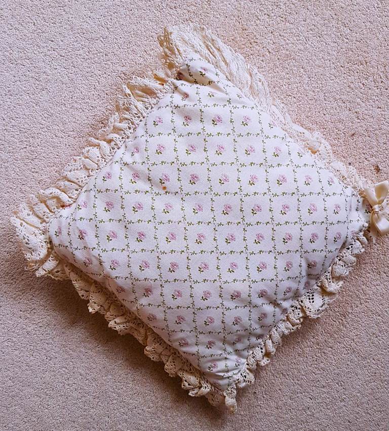 PRETTY SMALL CUSHION