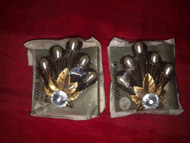 Two fashion brooches. 