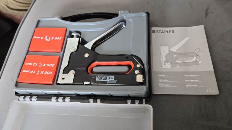 Tough Gear Professional Staple Gun Kit With 600 PCs Staples