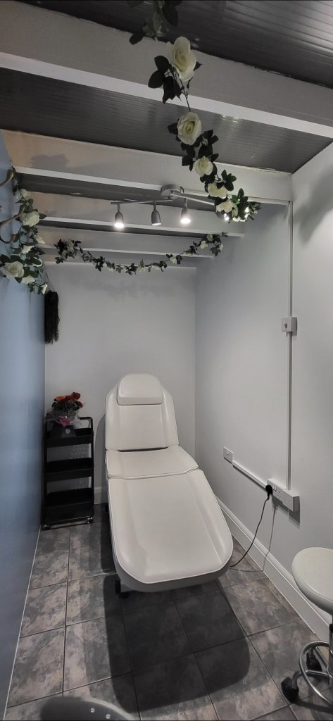 Beauty rooms for rent beautician,waxing  massage, nails etc, hackney hair salon