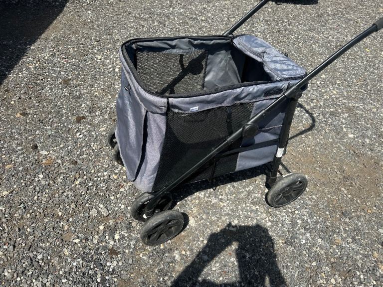 Pet pushchair 
