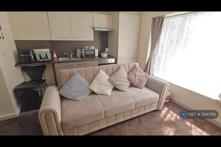 Studio flat in The Church, Bolton, BL3 (#3047765)