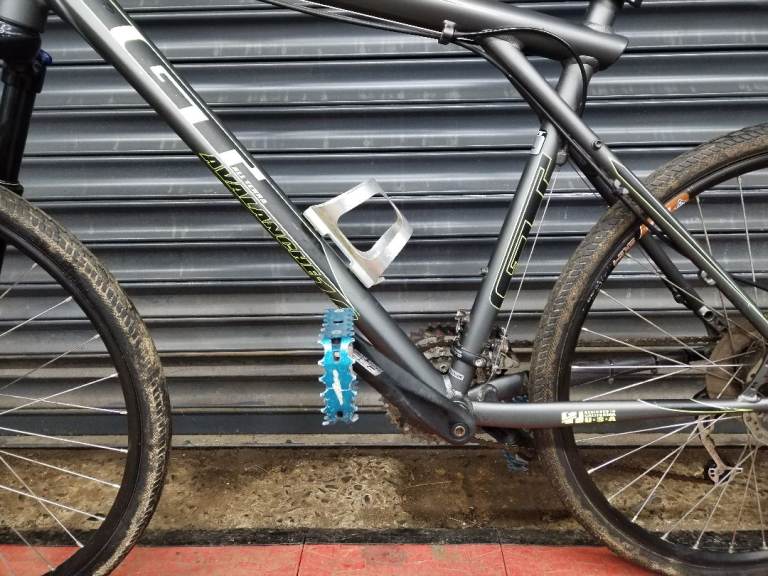 Gt avalanche 1.0 mtb mountain bike with skinny city tyres