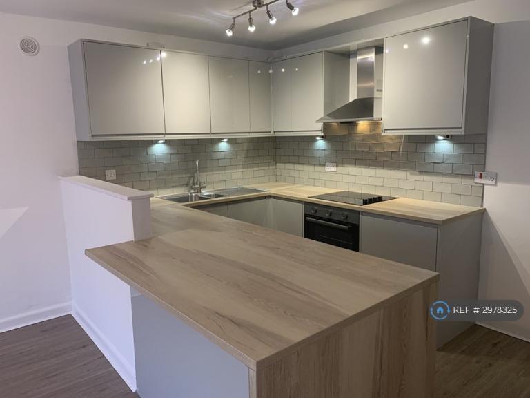 2 bedroom flat in Station Road, Westbury, BA13 (2 bed) (#2978325)
