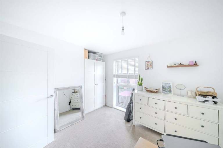 Desirable Top Floor 2-bed property