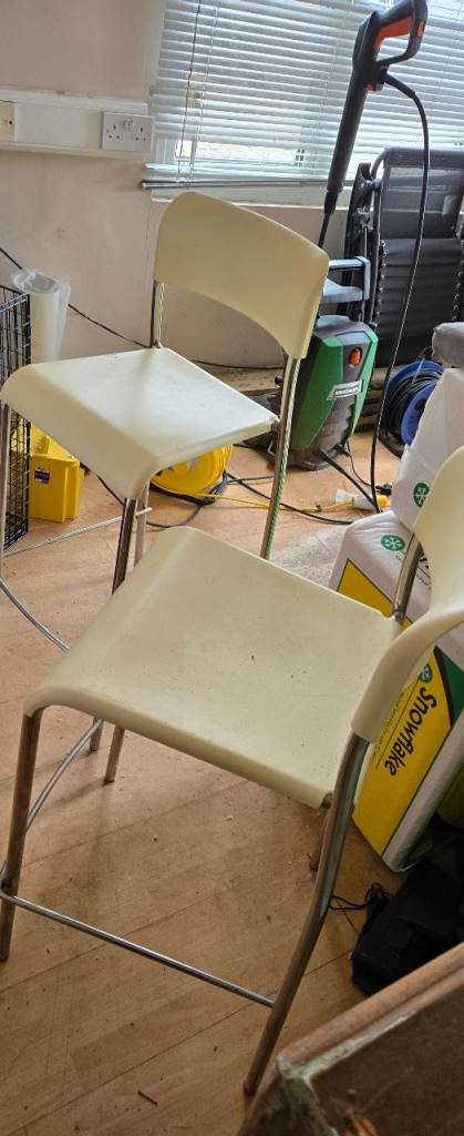 2 breakfast bar stools