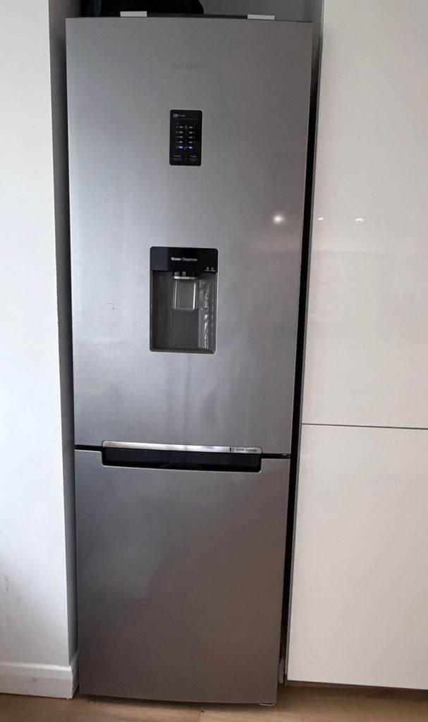 Samsung Series 6 Fridge freezer with Water Dispenser - its only 4 years old and in great condition