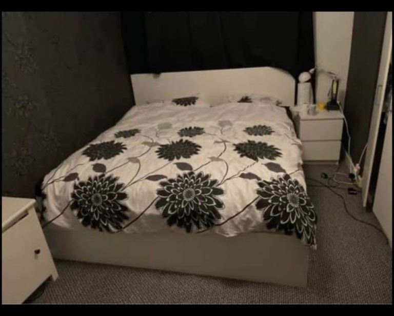 Double Bed room with kingsize bed Furnished