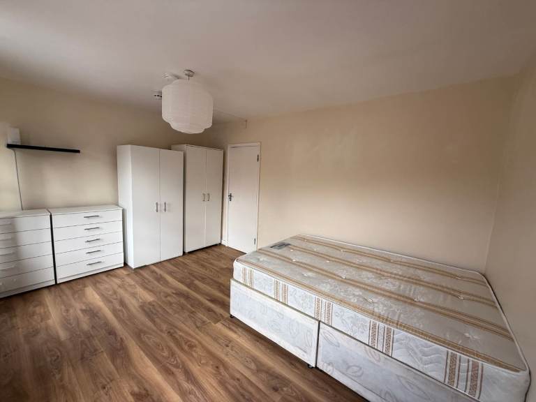 Double room suitable for couple /2 person just in £950