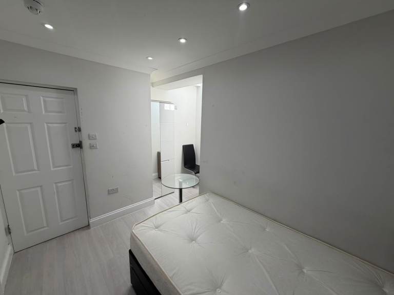 BENEFITS ACCEPTED - Studio Flat Available in Chigwell Redbridge IG6