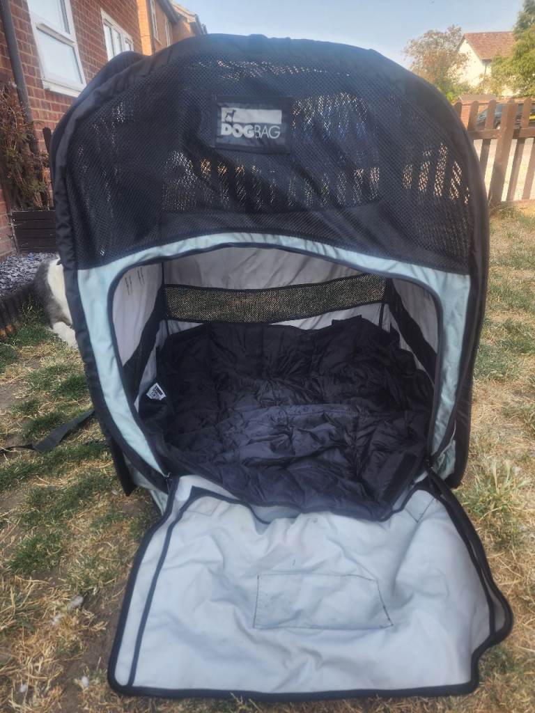 Dog pop up crate complete in rucksack