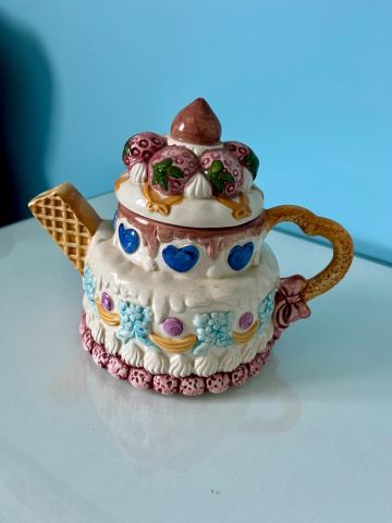 英国Teapottery社製のティーポット（Cake）小 Novelty Cake-Shaped Teapot – Multicoloured, Good Condition | in
