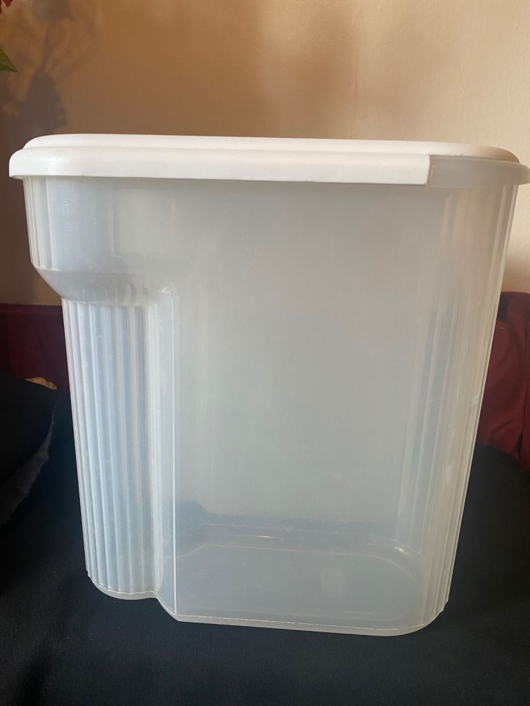 Plastic storage container ..