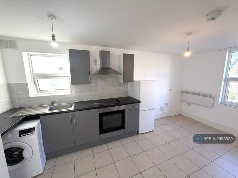 2 bedroom flat in Holmesdale Road, London, SE25 (2 bed) (#2953539)