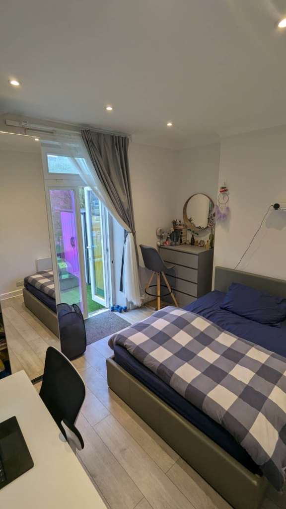 Bedroom set in a prime location, West Kensington, Talgarth Road, W14 9DB-Ref: 2215