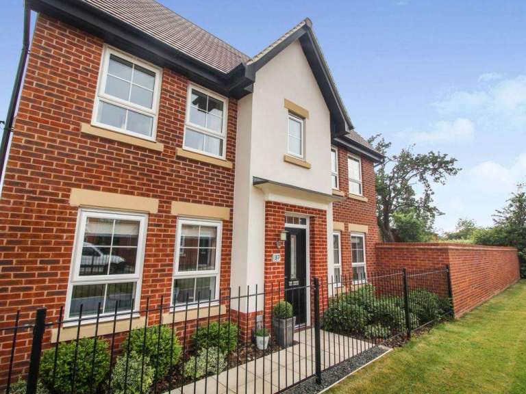 A stunning 3 bed detached house in Highfields 