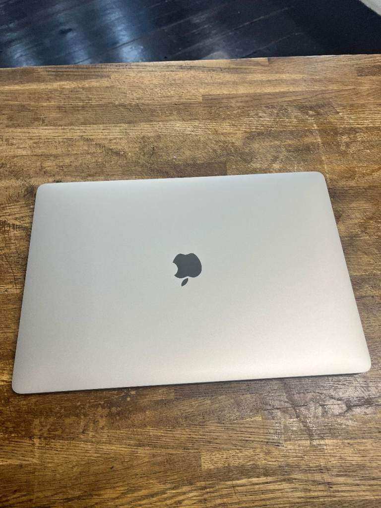 15" Apple MacBook Pro 2.6GHz 6-Core i7 16GB RAM 512GB SSD Pro 11 Waves iZoTope Mastering AI Ableton