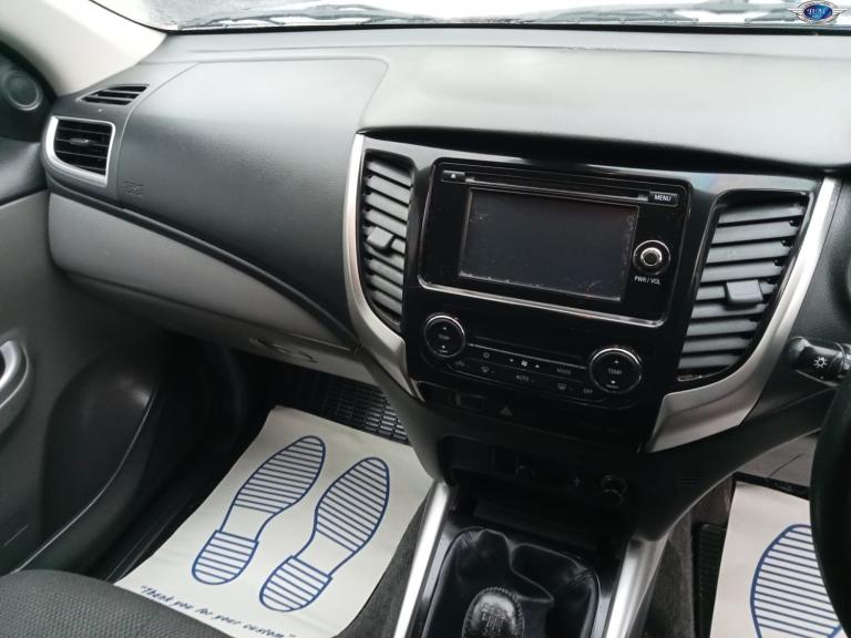 MITSUBISHI L200 2.4 DI-D DC Titan White Manual Diesel 2017