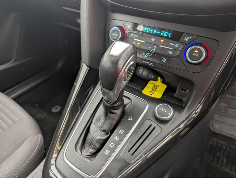 FORD FOCUS 1.6 TITANIUM AUTOMATIC SUPER LOW MILEAGE FULL HISTORY NEW CAMBELT KIT