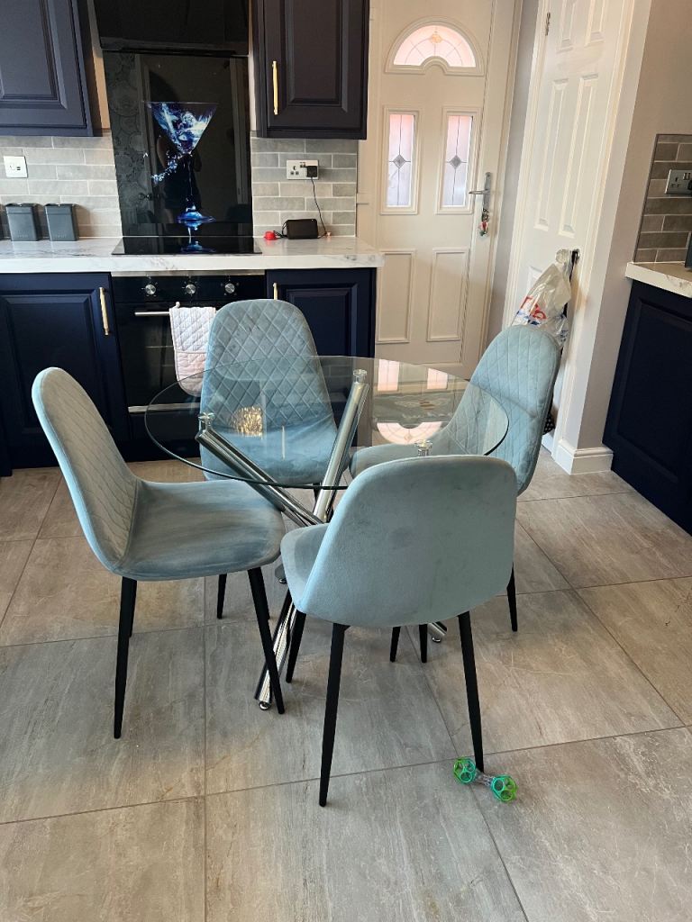 Table and chair set 