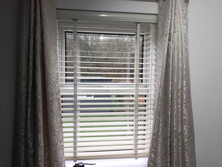 White Wooden Venetian Blinds - Good Condition