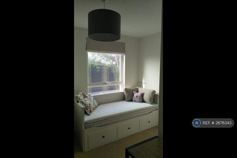 2 bedroom flat in Rosenburg Road, London, W3 (2 bed) (#2676343)