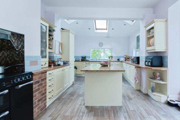 Cream Kitchen Units and Island – Good Condition