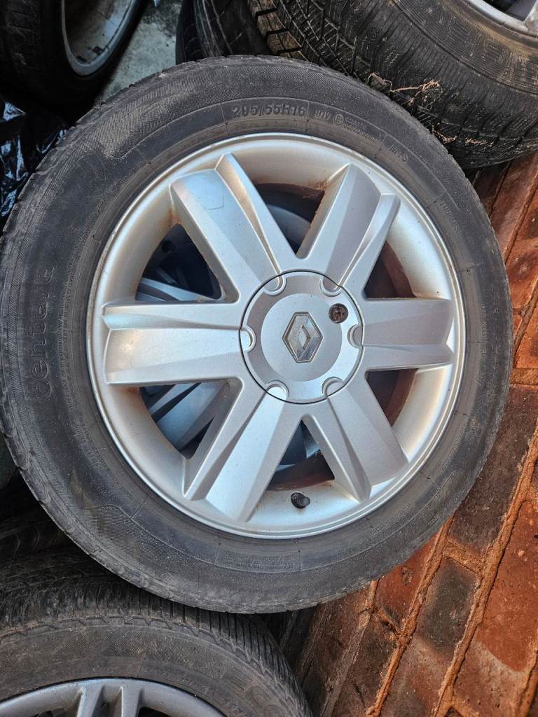 Renault 16in Alloy Wheels And Tyres Set Of 4 pcd114.3 fitment 4 stud  in metallic silver  
