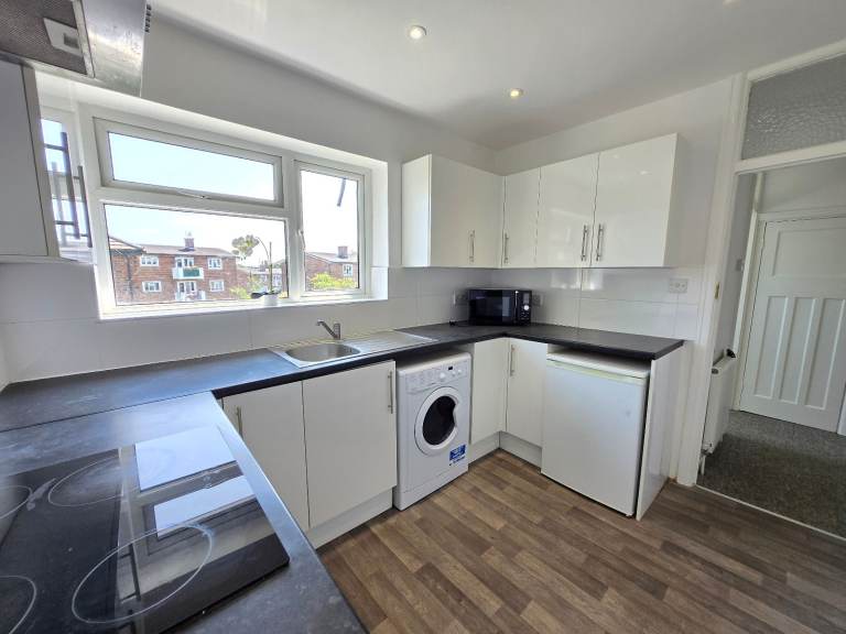 Kingsbury: 2 bedroom, Garden, Good condition 