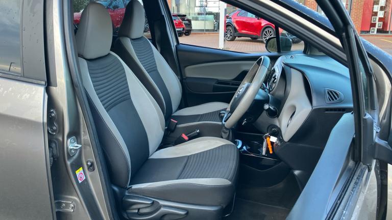 2017 Toyota Yaris 1.33 VVT-i Design 5dr Petrol Hatchback Hatchback Petrol Manual