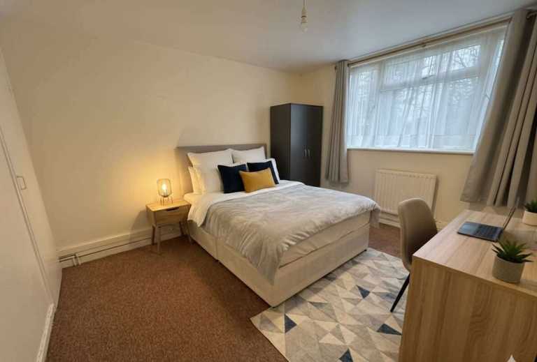 Double room 5 min walk from station in £860