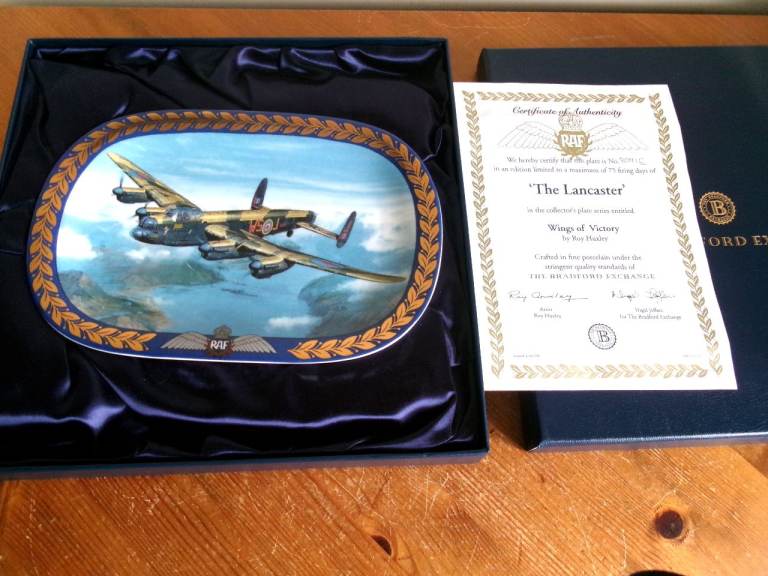 COLLECTORS PLATE 'THE LANCASTER' WINGS OF VICTORY SERIES. BOXED AND CERTIFIED