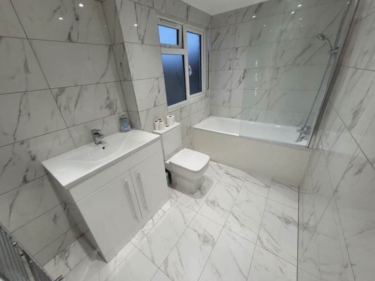 AVAILABLENOW! (Professional ONLY) ..CLEAN ENSUITE DOUBLE ROOM IN WALTHAMSTOW, E17 9AT FOR £850pcm